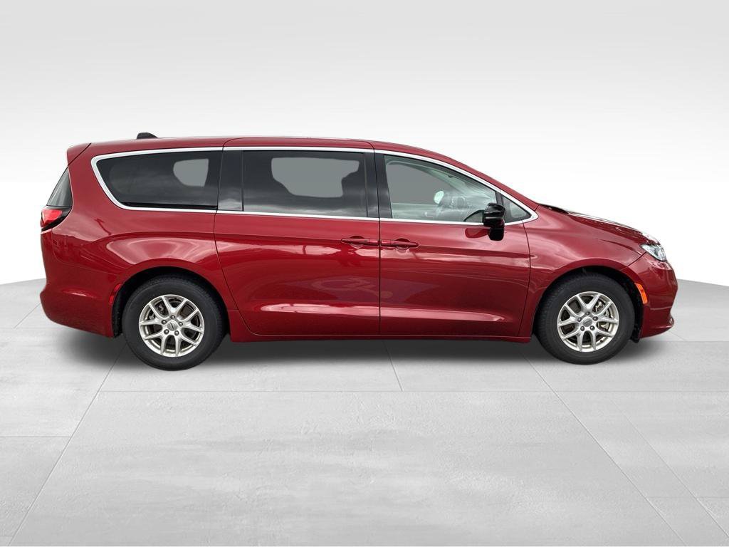 Used 2024 Chrysler Pacifica Touring-L FWD image 7