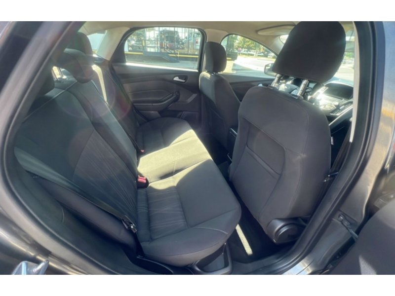 Used 2015 Ford Focus SE FWD image 19