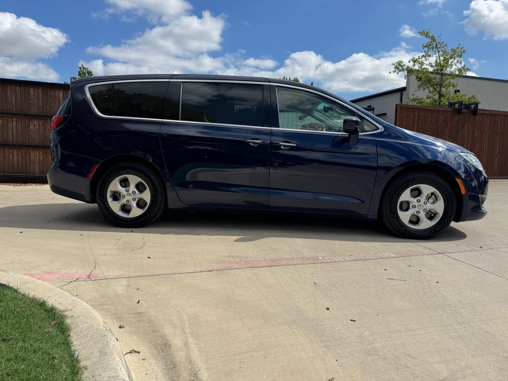 Used 2018 Chrysler Pacifica Touring Plus FWD image 2