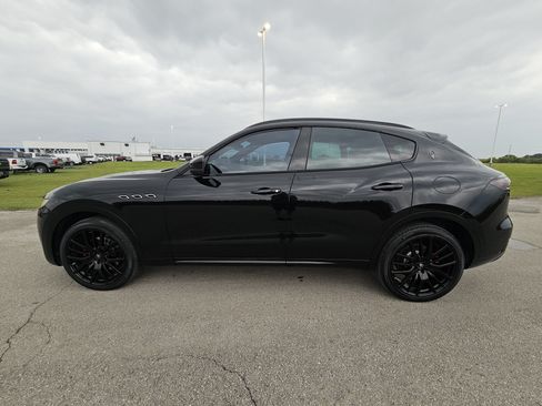 Used 2018 Maserati Levante AWD/4WD image 4