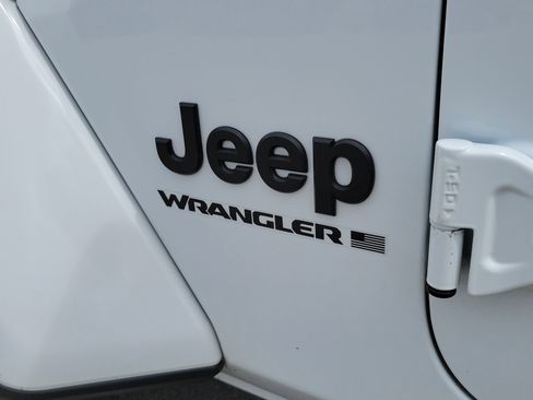 Used 2025 Jeep Wrangler Unlimited Sahara AWD/4WD image 30