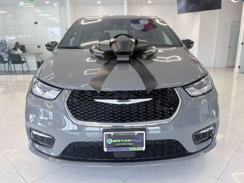 Used 2025 Chrysler Pacifica Select FWD image 2