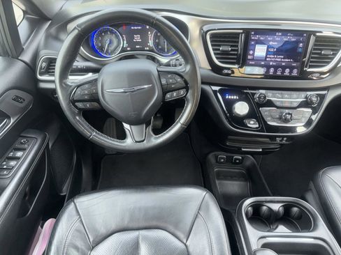 Used 2020 Chrysler Pacifica Touring-L image 10