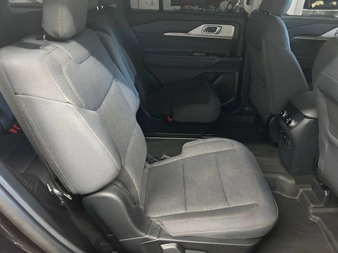 Used 2025 Ford Explorer Active AWD/4WD image 29