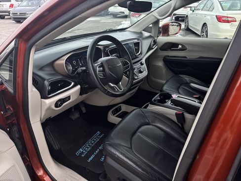 Used 2018 Chrysler Pacifica Touring-L Plus image 10