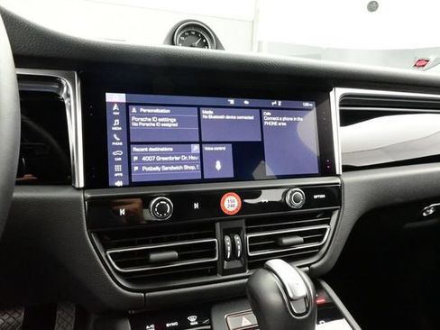 Certified 2024 Porsche Macan AWD/4WD image 10