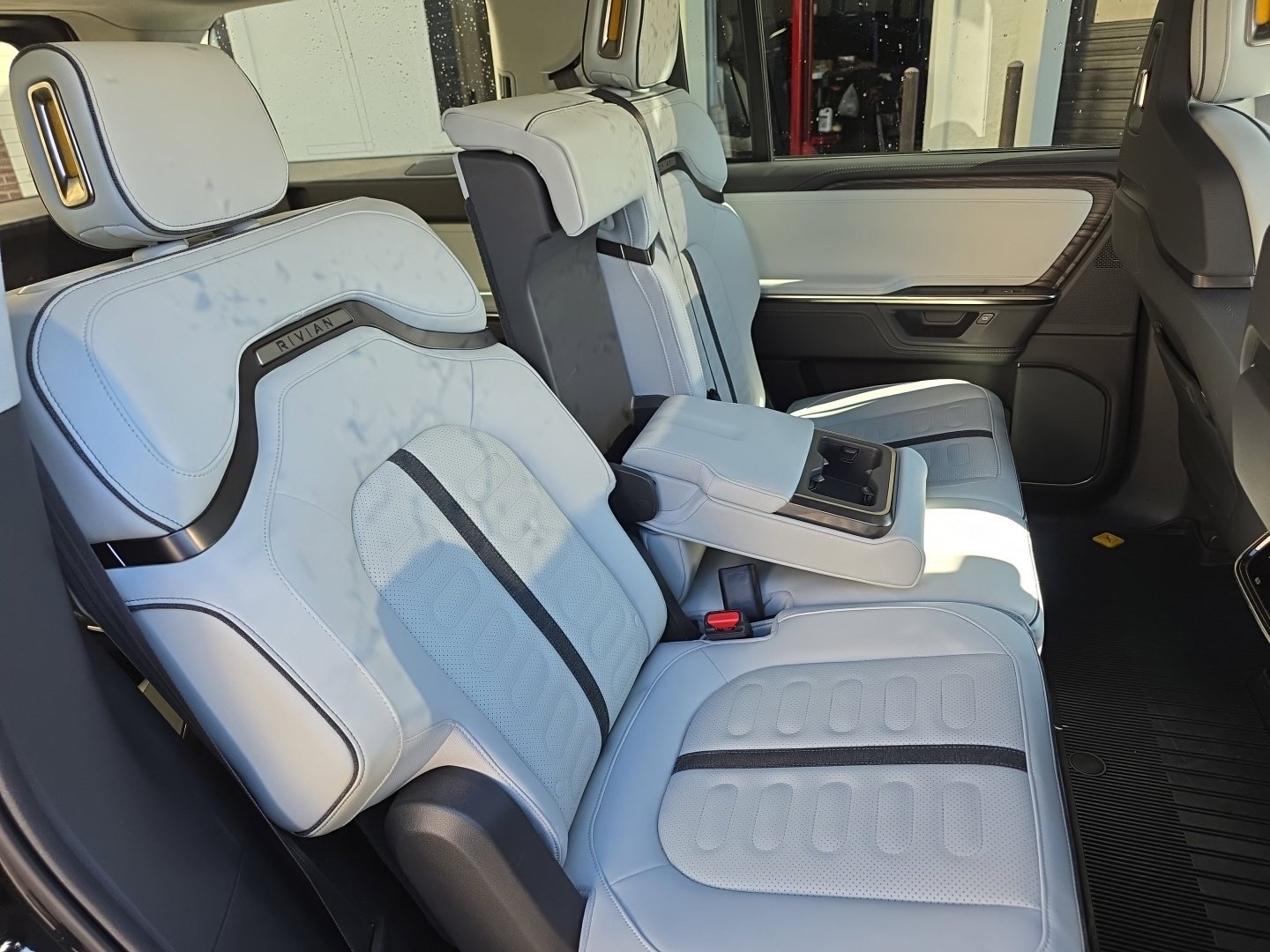 Used 2025 Rivian R1S Adventure Dual AWD/4WD image 32