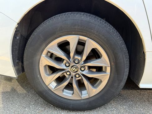 Used 2025 Toyota Sienna LE FWD image 8