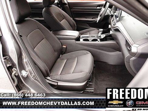 Used 2024 Nissan Altima 2.5 SV FWD image 11
