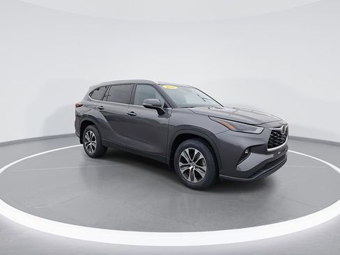 Used 2024 Toyota Highlander XLE image 2