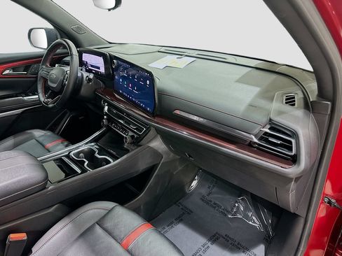 Used 2025 Chevrolet Traverse RS AWD/4WD image 32