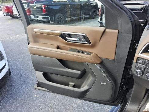 Used 2025 Chevrolet Tahoe High Country AWD/4WD image 6