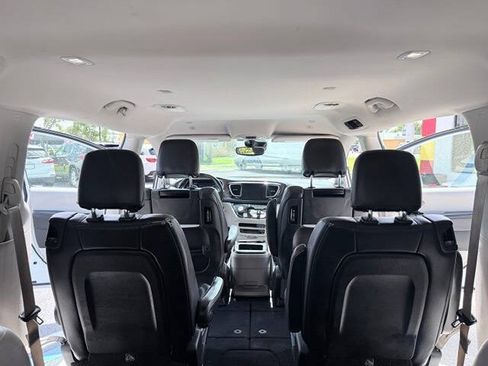 Used 2019 Chrysler Pacifica Touring-L Plus w/ Advanced Safetytec Group FWD image 19