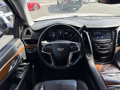 Used 2018 Cadillac Escalade Luxury AWD/4WD image 22