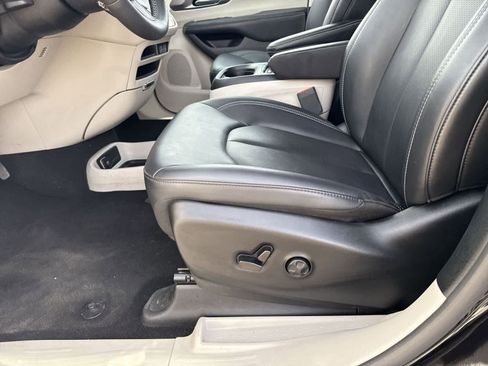Used 2024 Chrysler Pacifica Select image 18
