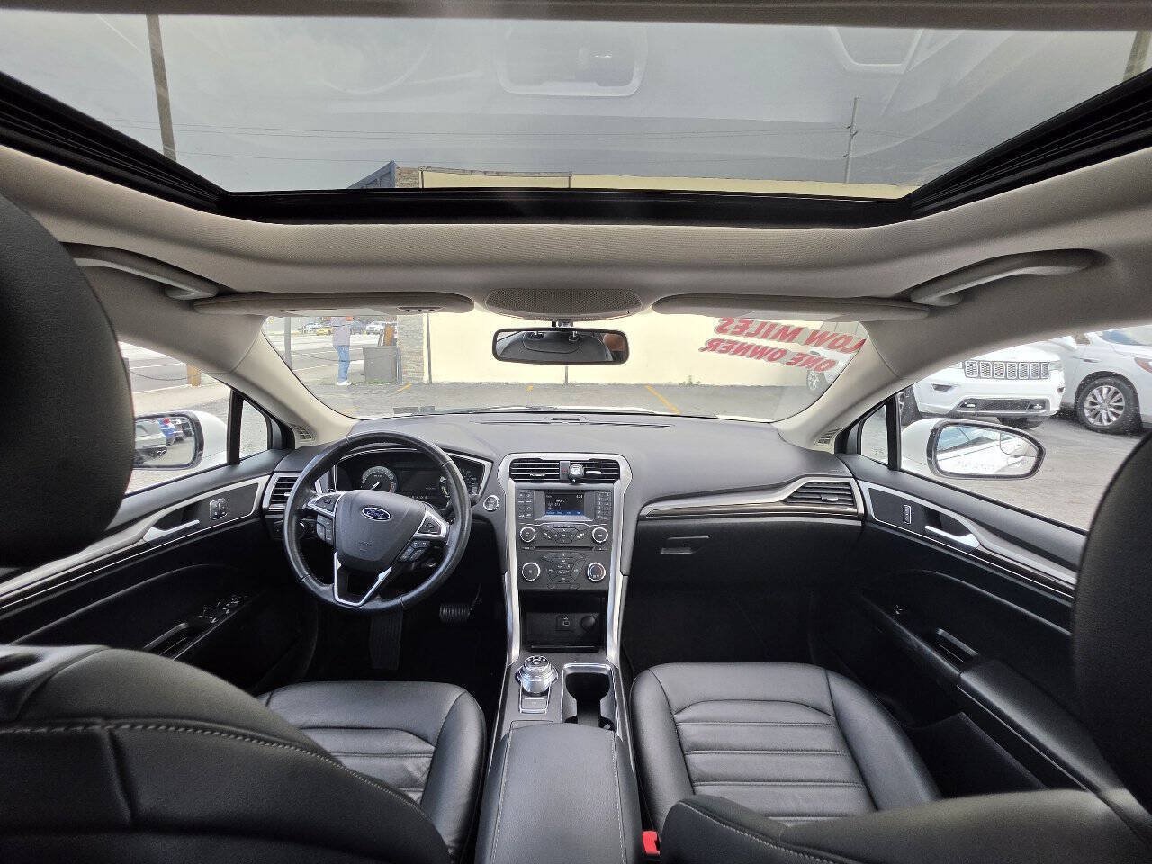 Used 2017 Ford Fusion SE FWD image 14