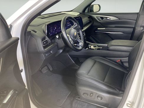 Used 2025 Chevrolet Traverse LT FWD image 8
