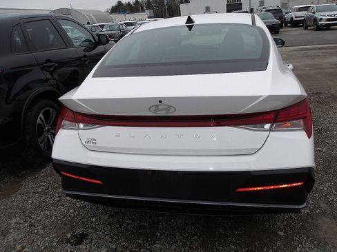 Used 2023 Hyundai Elantra Blue image 2