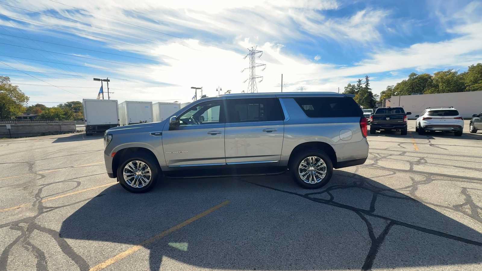 Certified 2024 GMC Yukon XL SLT w/ SLT Luxury Package AWD/4WD image 7