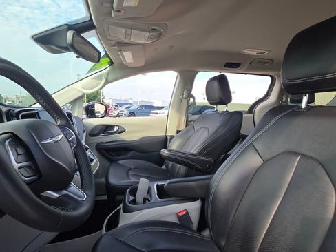 Certified 2024 Chrysler Pacifica Touring-L FWD image 23