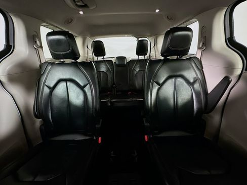 Used 2018 Chrysler Pacifica Touring-L FWD image 13