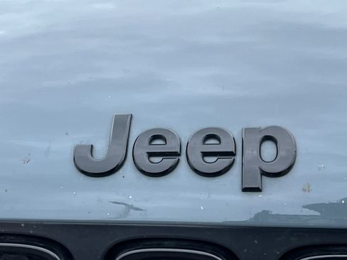 Used 2018 Jeep Renegade Altitude FWD image 13