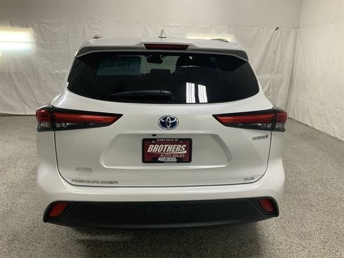 Used 2023 Toyota Highlander XLE AWD/4WD image 5