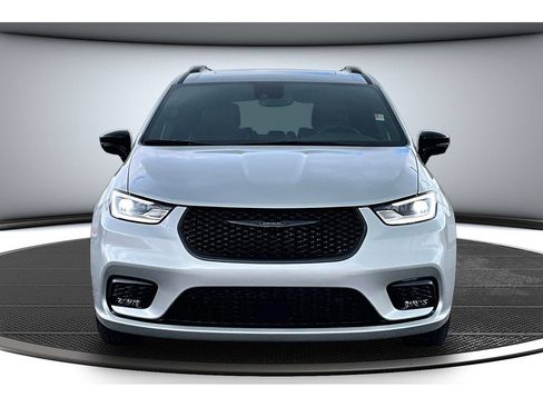 Used 2026 Chrysler Pacifica Premium FWD image 4