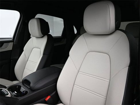 New 2025 Porsche Cayenne E-Hybrid image 5