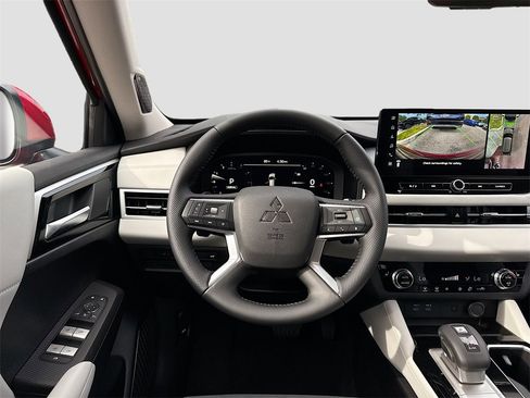 New 2025 Mitsubishi Outlander SE image 24