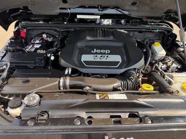 Used 2012 Jeep Wrangler Unlimited Sahara w/ Connectivity Group AWD/4WD image 20
