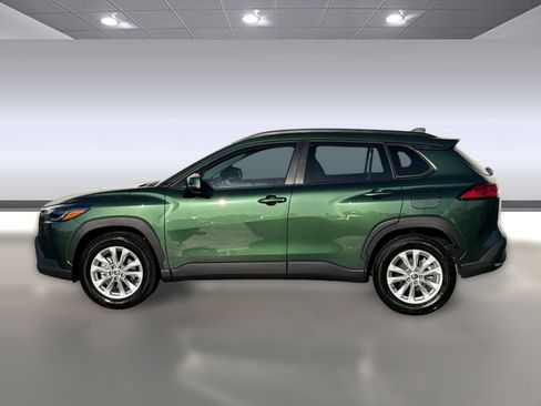 Used 2022 Toyota Corolla Cross LE w/ Moonroof Package FWD image 2