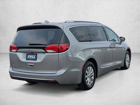 Used 2018 Chrysler Pacifica Touring-L image 5