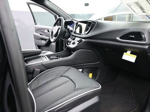 New 2026 Chrysler Pacifica Limited w/ Uconnect Theater Family Group image 22