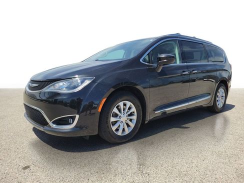 Used 2018 Chrysler Pacifica Touring-L FWD image 2