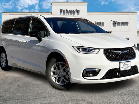 New 2026 Chrysler Pacifica Select image 2