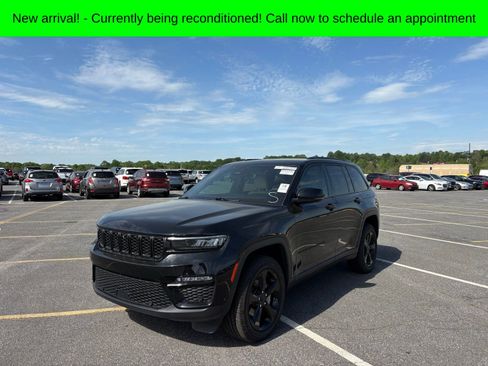 Used 2023 Jeep Grand Cherokee Limited w/ Luxury Tech Group II image 10