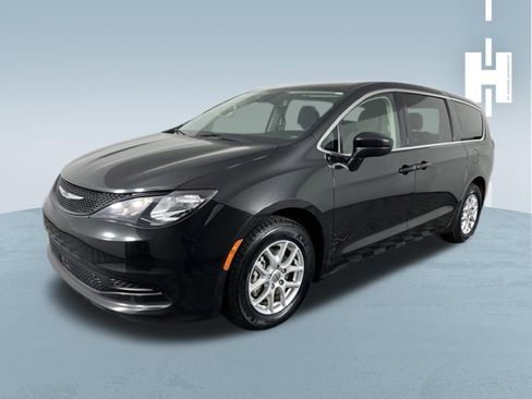 Used 2023 Chrysler Voyager LX FWD image 4