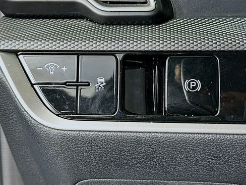 Used 2025 Kia Sportage LX image 17