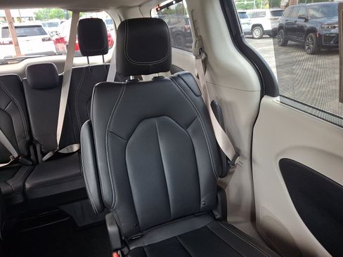 Certified 2022 Chrysler Pacifica Touring-L AWD/4WD image 21