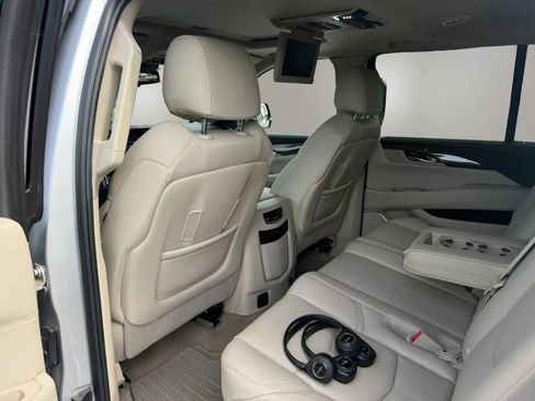 Used 2019 Cadillac Escalade ESV Luxury AWD/4WD image 39