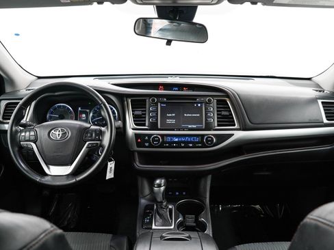 Used 2019 Toyota Highlander Plus AWD/4WD image 18