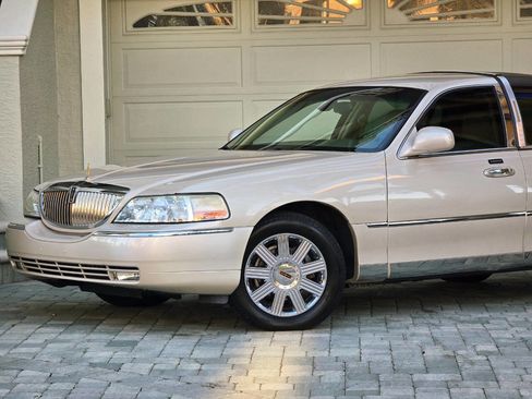 Used 2003 Lincoln Town Car Cartier image 2