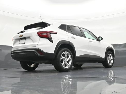 Used 2024 Chevrolet Trax LS w/ LS Convenience Package FWD image 27