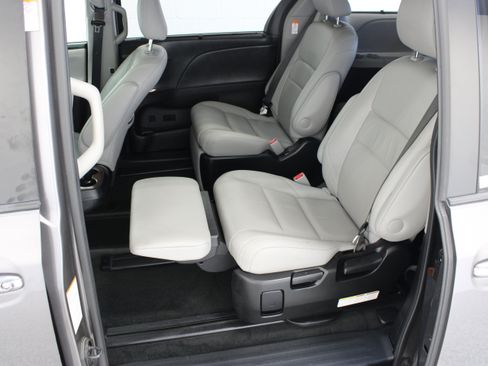 Used 2017 Toyota Sienna Limited Premium FWD image 31