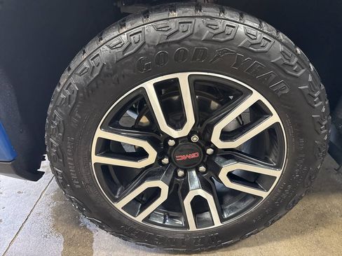 Used 2024 GMC Sierra 1500 AT4 w/ Technology Package AWD/4WD image 9