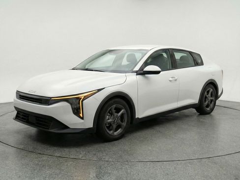 Used 2025 Kia K4 LXS image 3
