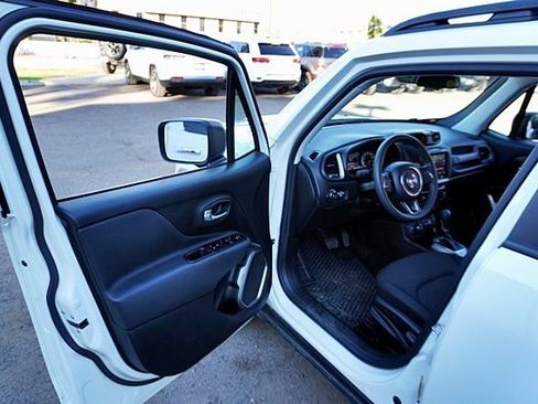 Certified 2022 Jeep Renegade Latitude image 36