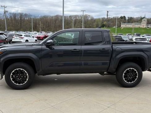 Used 2024 Toyota Tacoma TRD Off-Road image 4