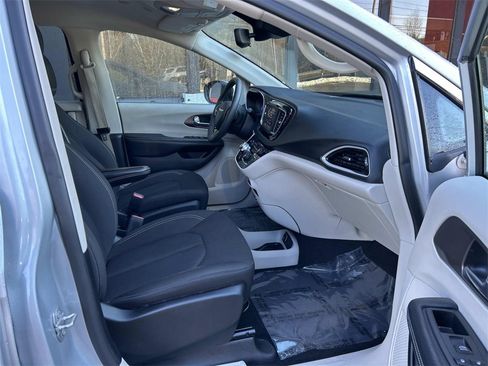 Used 2023 Chrysler Voyager LX image 17